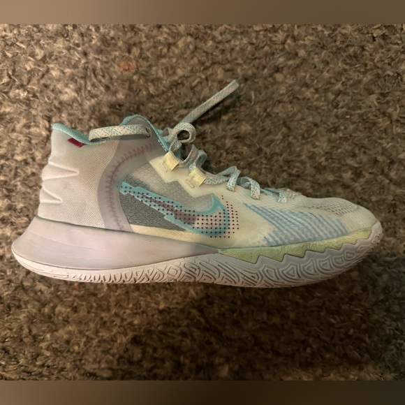Youth Nike Kyrie Flytrap 5 “1 World 1 People” (5.5) - Picture 6 of 7